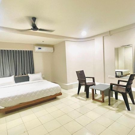 Hotel Royal Orbit Rajkot Luaran gambar