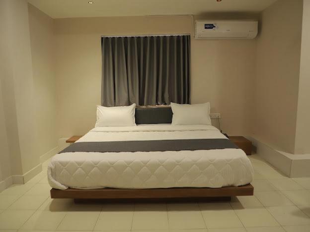 Hotel Royal Orbit Rajkot Luaran gambar
