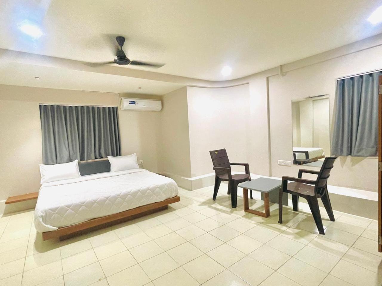 Hotel Royal Orbit Rajkot Luaran gambar