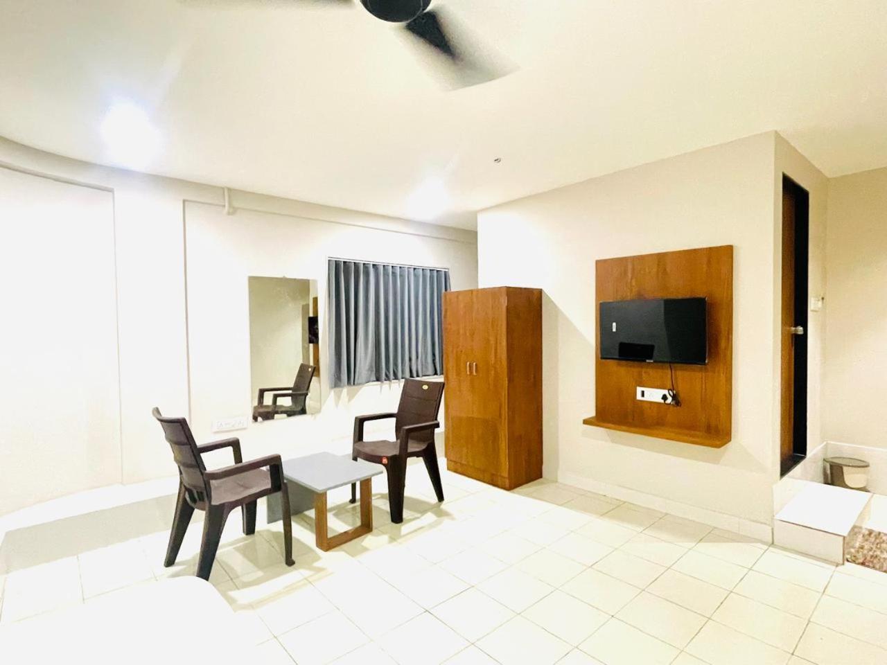 Hotel Royal Orbit Rajkot Luaran gambar
