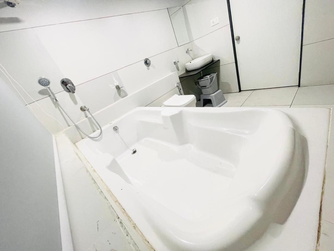 Hotel Royal Orbit Rajkot Luaran gambar